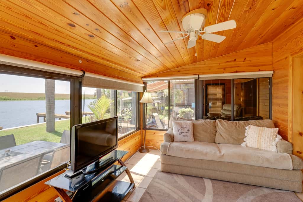 Boat, Fish & Swim: Lakefront Cabin in Okeechobee!