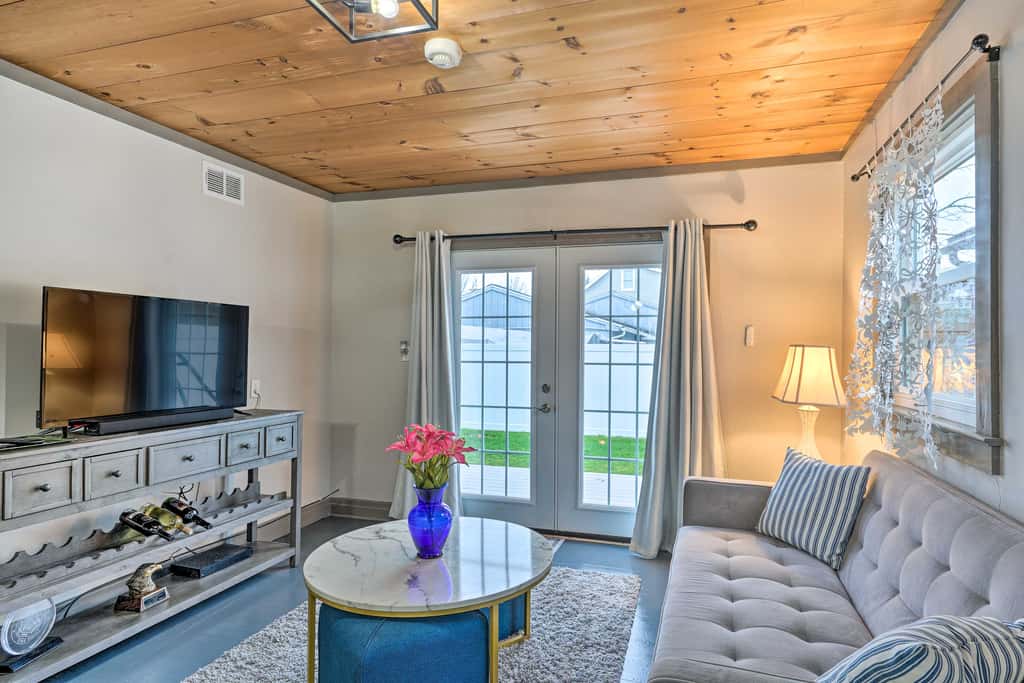 Bemus Point Vintage Suite w/ Soaking Tub & Kitchen