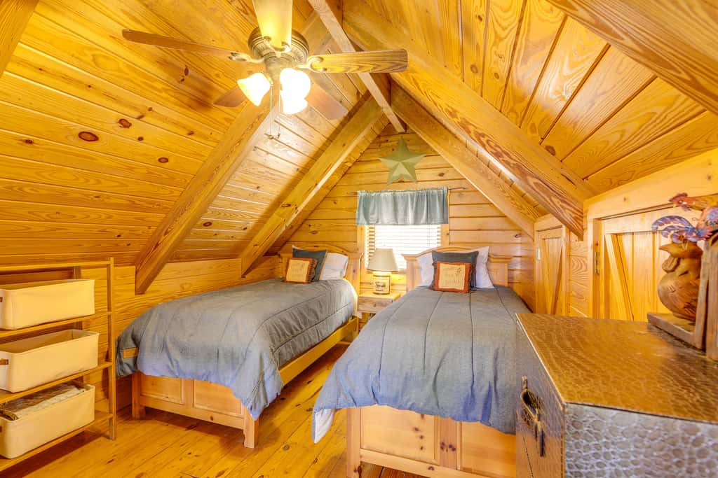 Steps to Lake Okeechobee: Cabin w/ Pool Access!