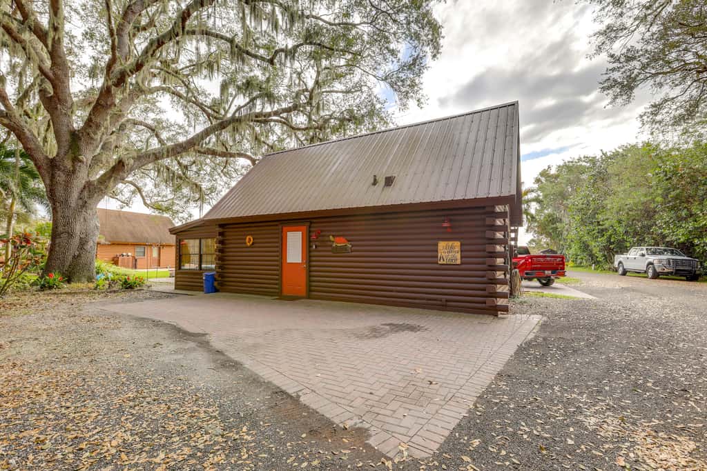 Steps to Lake Okeechobee: Cabin w/ Pool Access!