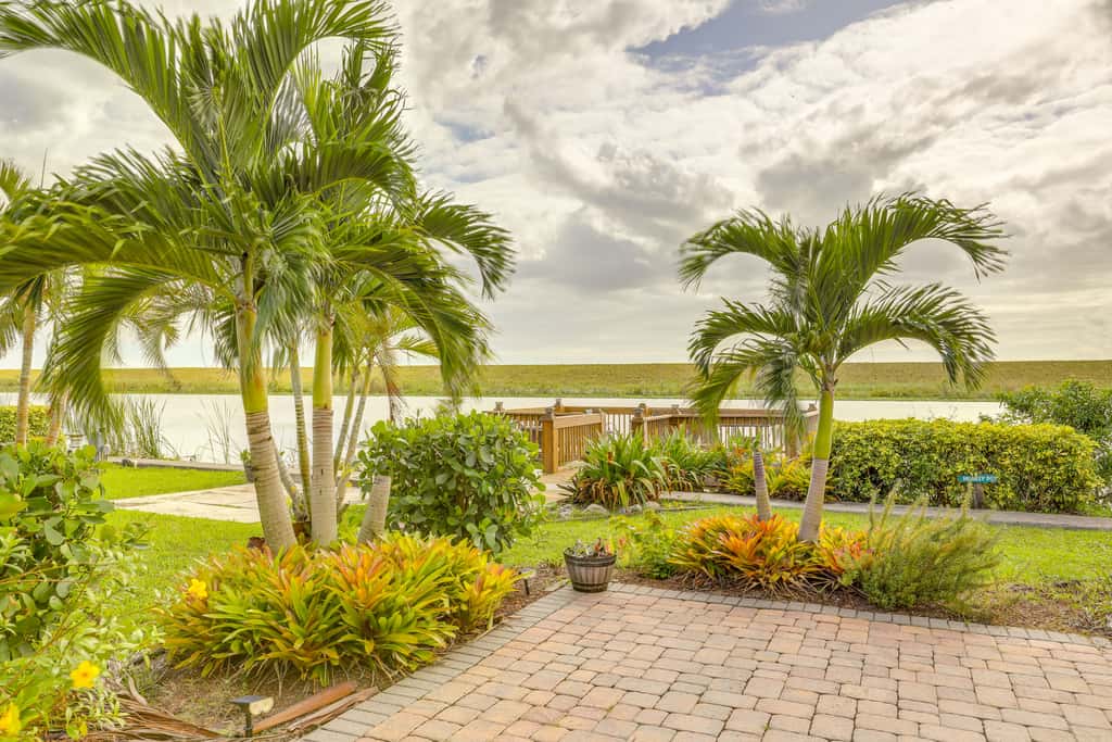 Steps to Lake Okeechobee: Cabin w/ Pool Access!