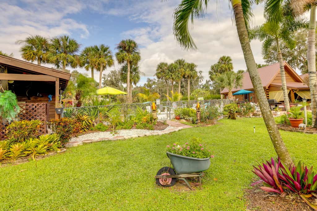 Steps to Lake Okeechobee: Cabin w/ Pool Access!