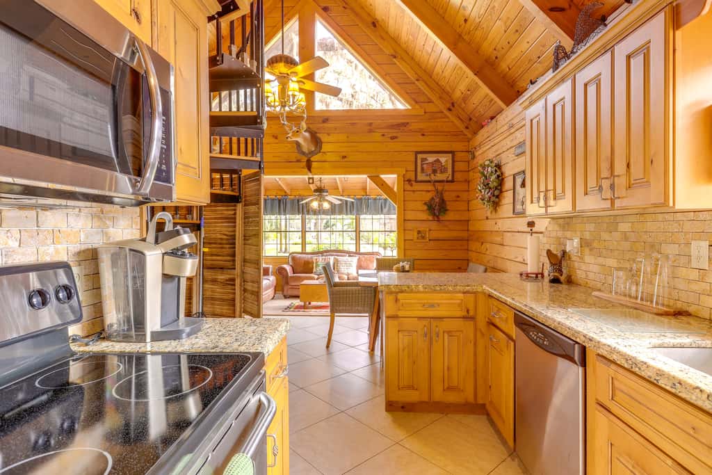 Steps to Lake Okeechobee: Cabin w/ Pool Access!