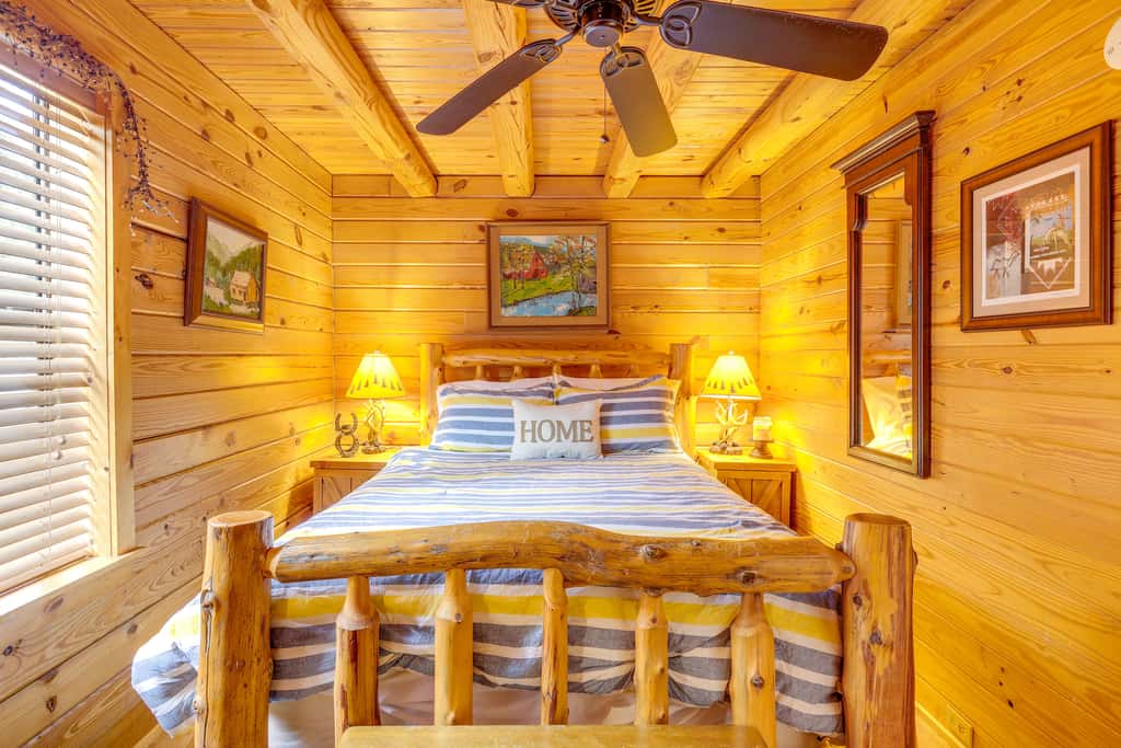 Steps to Lake Okeechobee: Cabin w/ Pool Access!