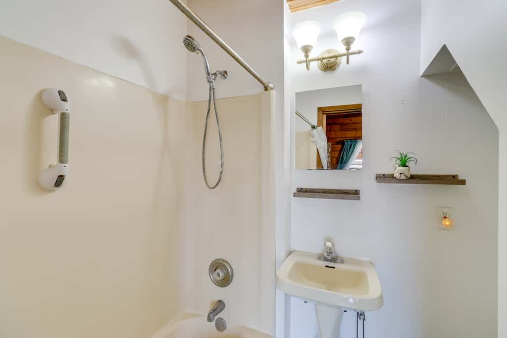 Access to Lake Okeechobee: Cabin w/ Perks!