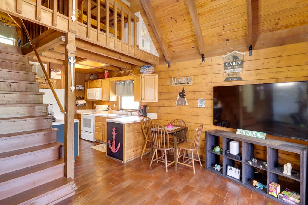 Access to Lake Okeechobee: Cabin w/ Perks!