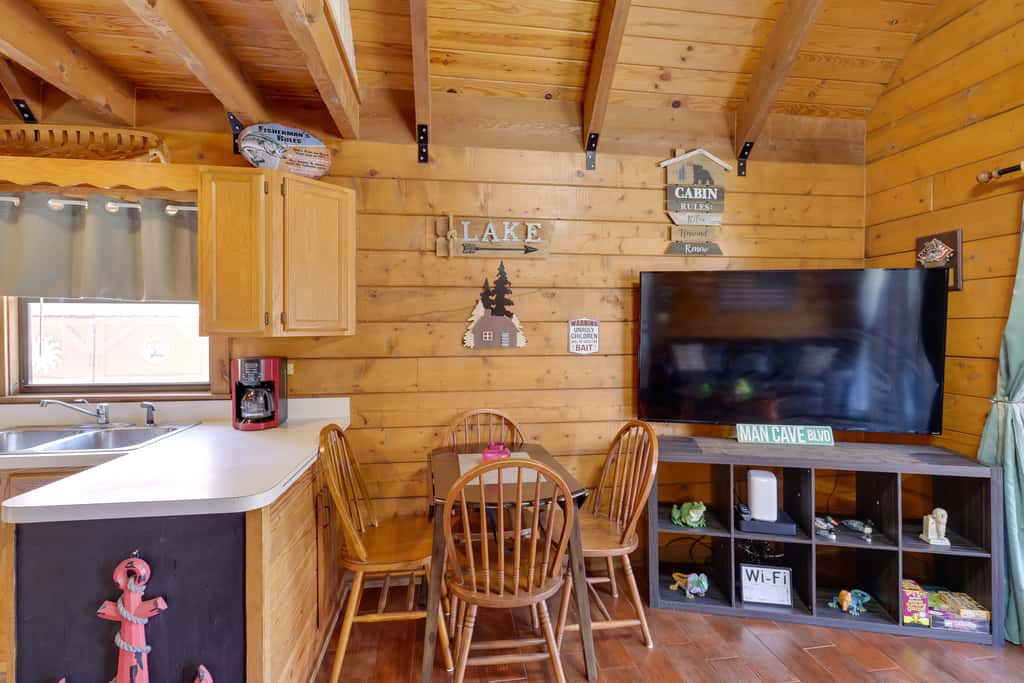 Access to Lake Okeechobee: Cabin w/ Perks!
