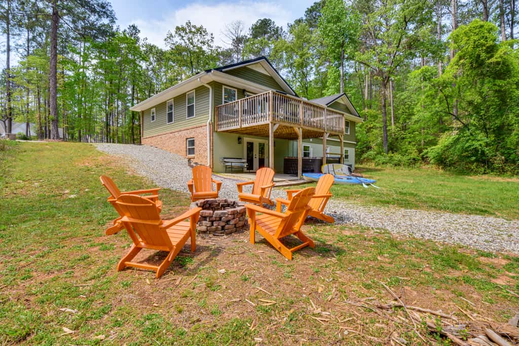 Waterfront Townville Home: Hot Tub & Lake Access!
