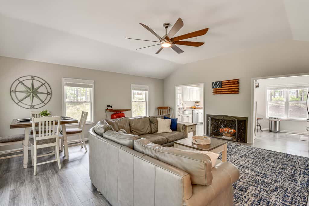 Waterfront Townville Home: Hot Tub & Lake Access!