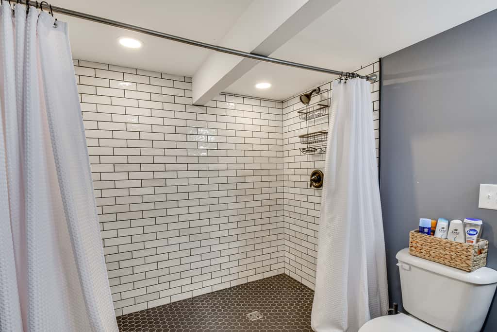 Waterfront Townville Home: Hot Tub & Lake Access!
