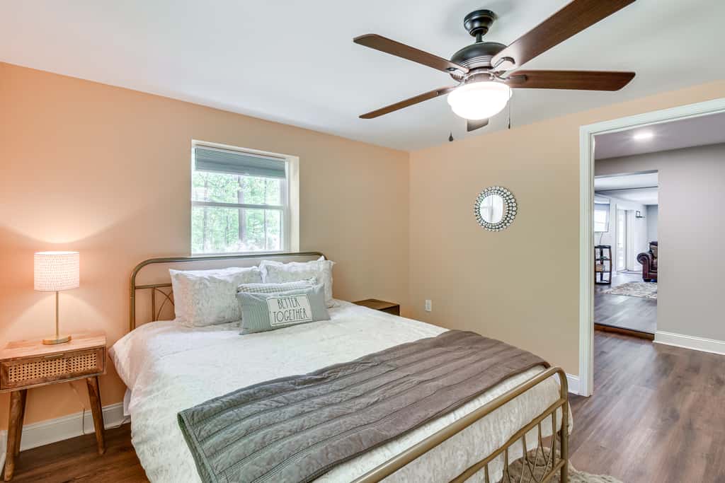 Waterfront Townville Home: Hot Tub & Lake Access!