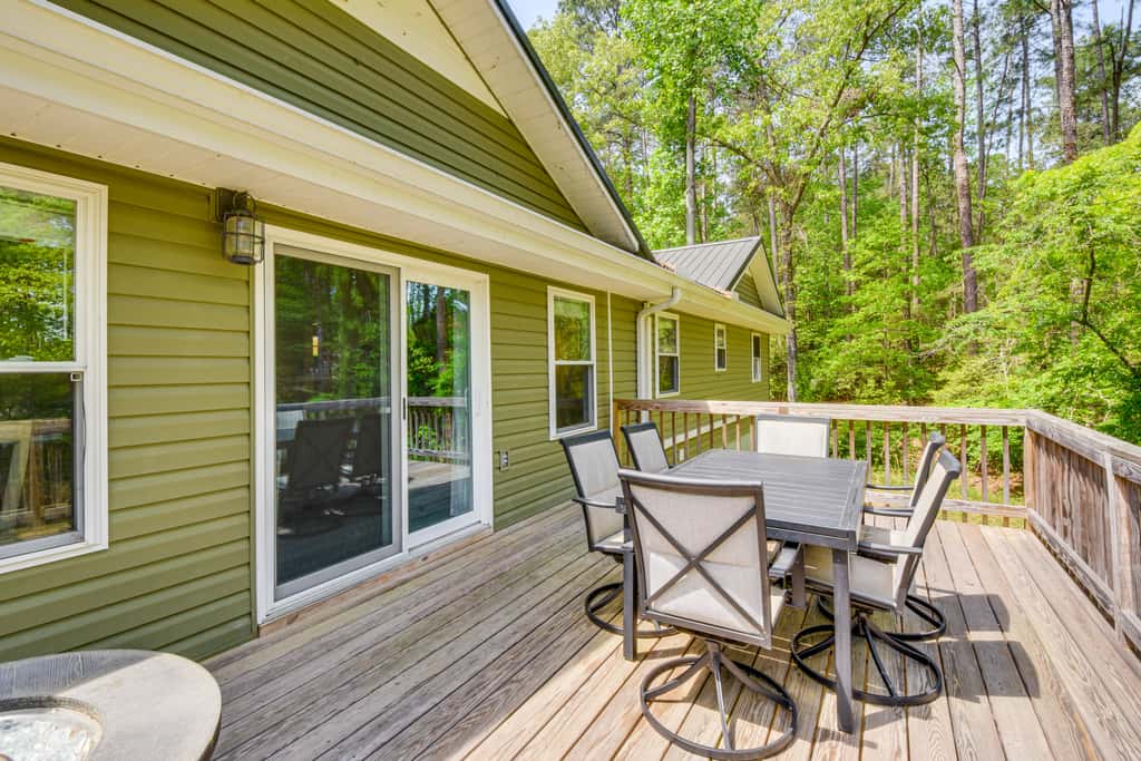 Waterfront Townville Home: Hot Tub & Lake Access!