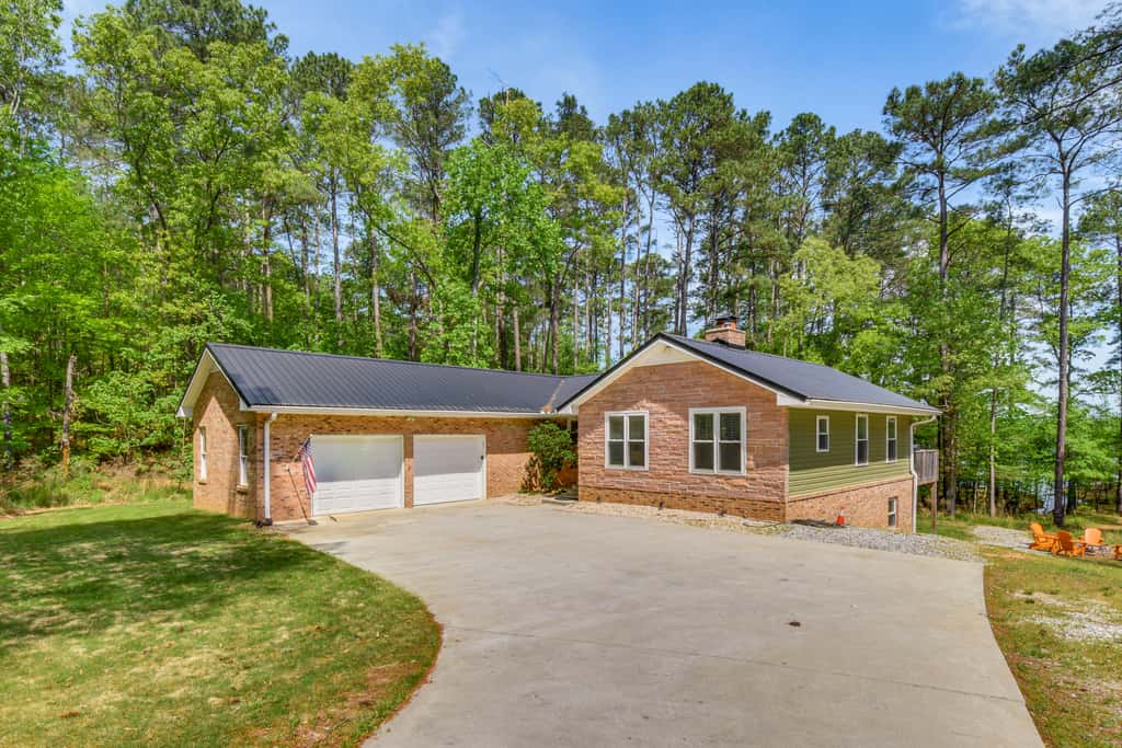 Waterfront Townville Home: Hot Tub & Lake Access!
