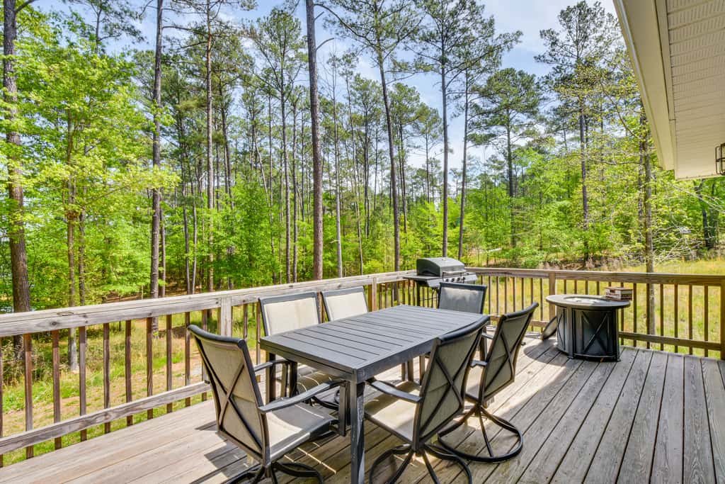 Waterfront Townville Home: Hot Tub & Lake Access!
