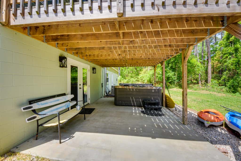 Waterfront Townville Home: Hot Tub & Lake Access!