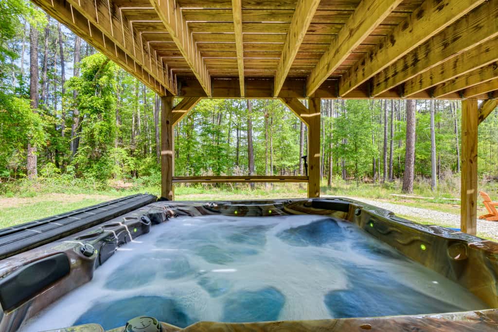 Waterfront Townville Home: Hot Tub & Lake Access!