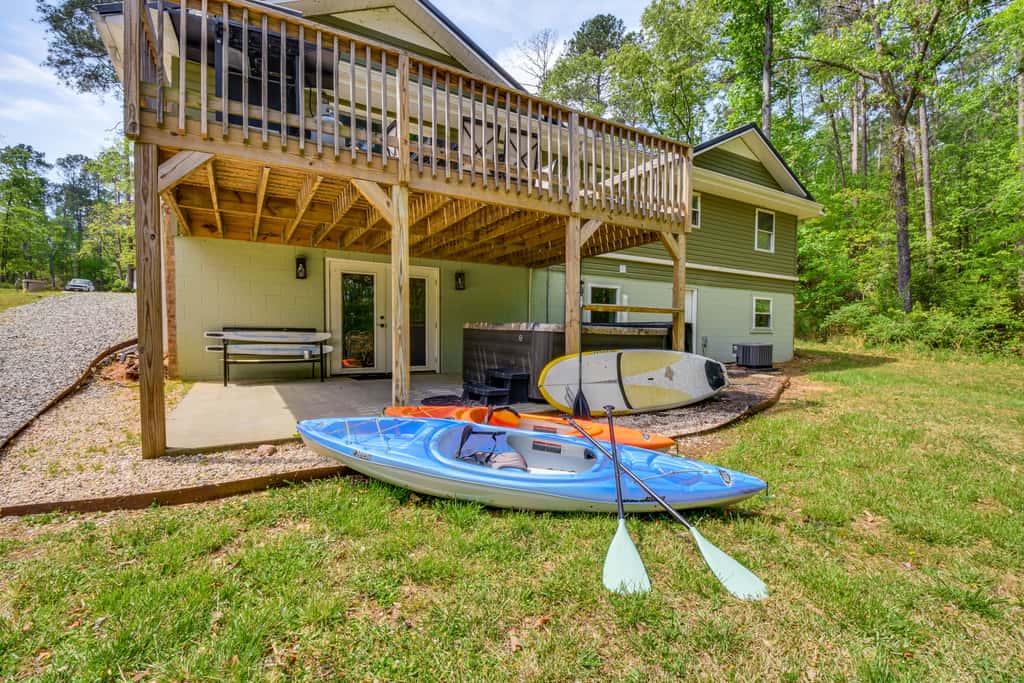 Waterfront Townville Home: Hot Tub & Lake Access!