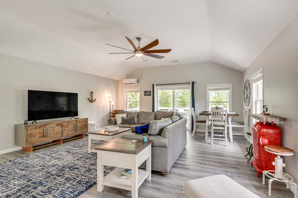 Waterfront Townville Home: Hot Tub & Lake Access!