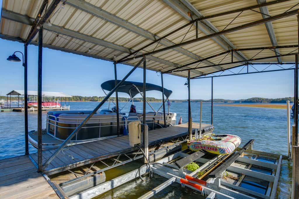 Lake Hartwell Retreat w/ Lake access & Firepit