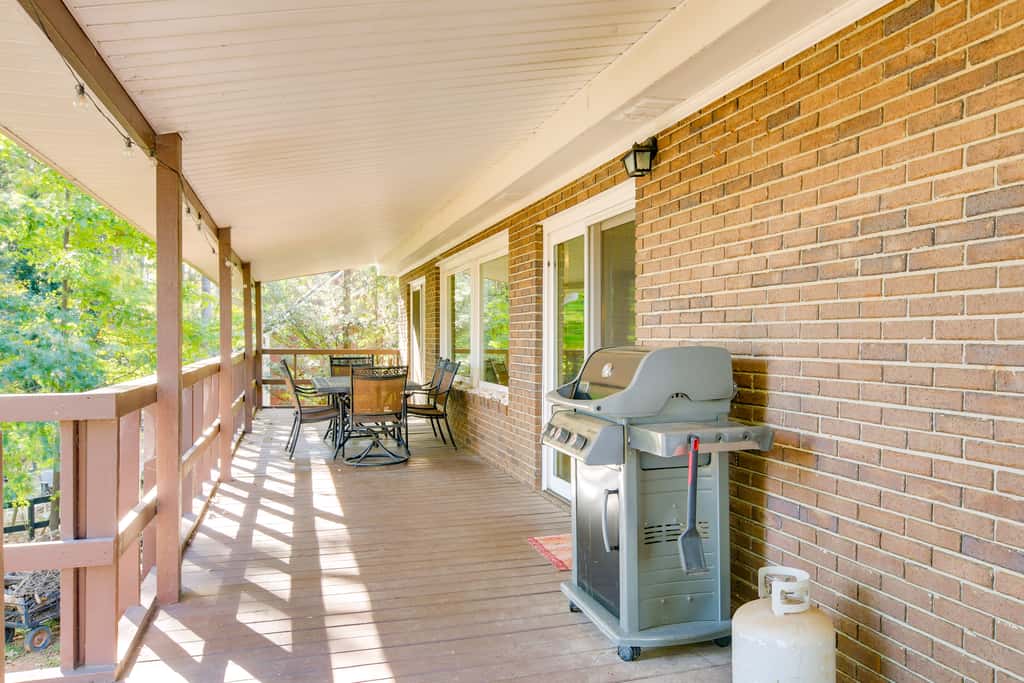 Lake Hartwell Retreat w/ Lake access & Firepit