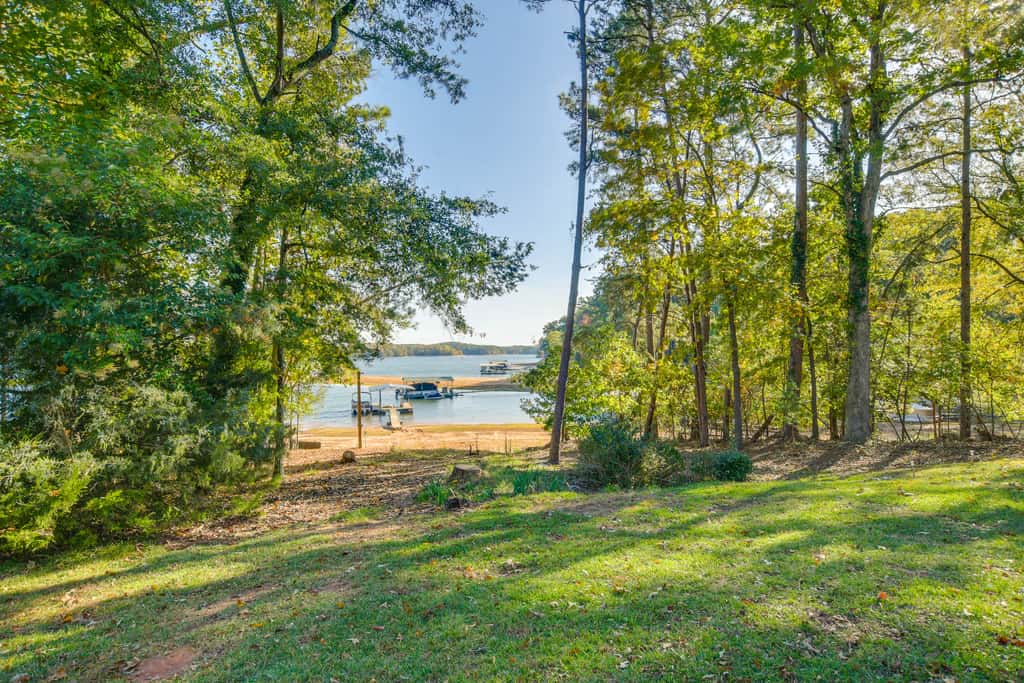 Lake Hartwell Retreat w/ Lake access & Firepit