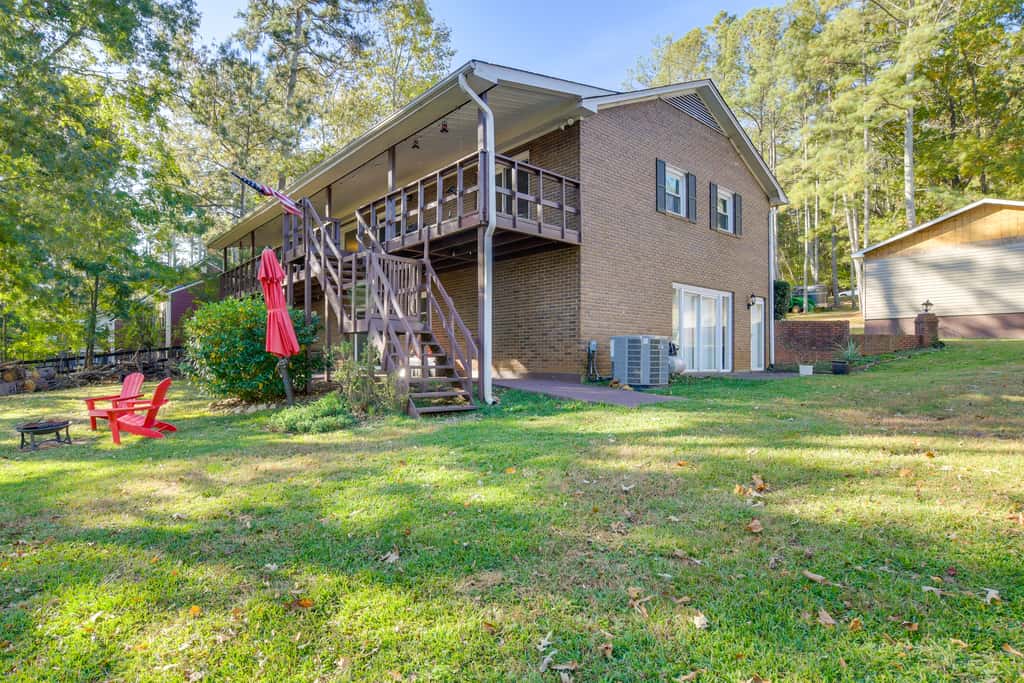 Lake Hartwell Retreat w/ Lake access & Firepit