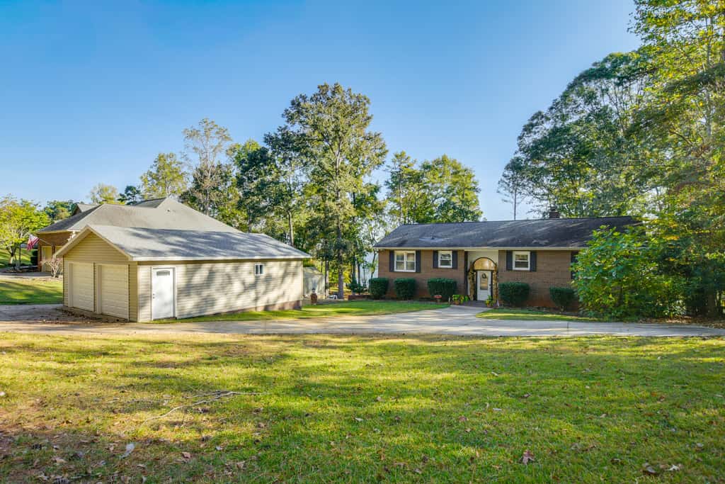 Lake Hartwell Retreat w/ Lake access & Firepit