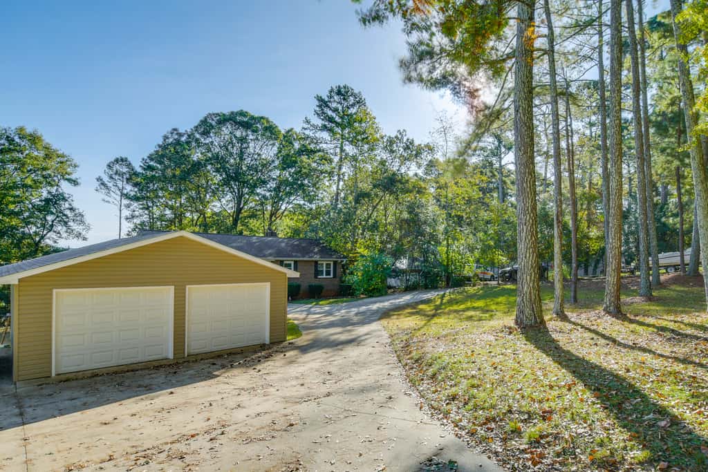 Lake Hartwell Retreat w/ Lake access & Firepit