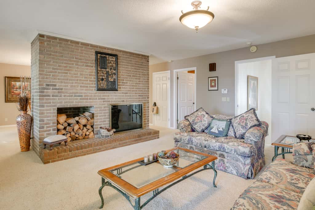 Lake Hartwell Retreat w/ Lake access & Firepit