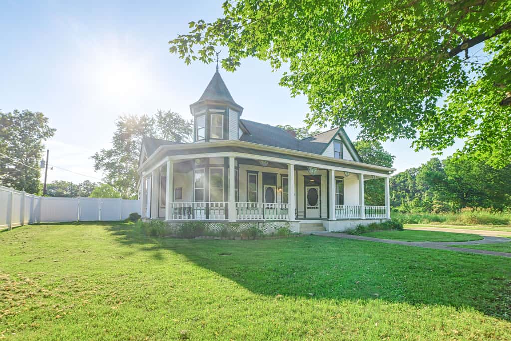 Grand Victorian Home, Walk to Historic Town Square