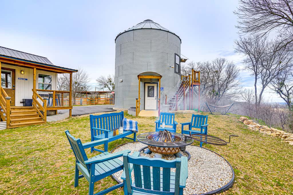 Tin De Blue Grainbury Silo and Cabins
