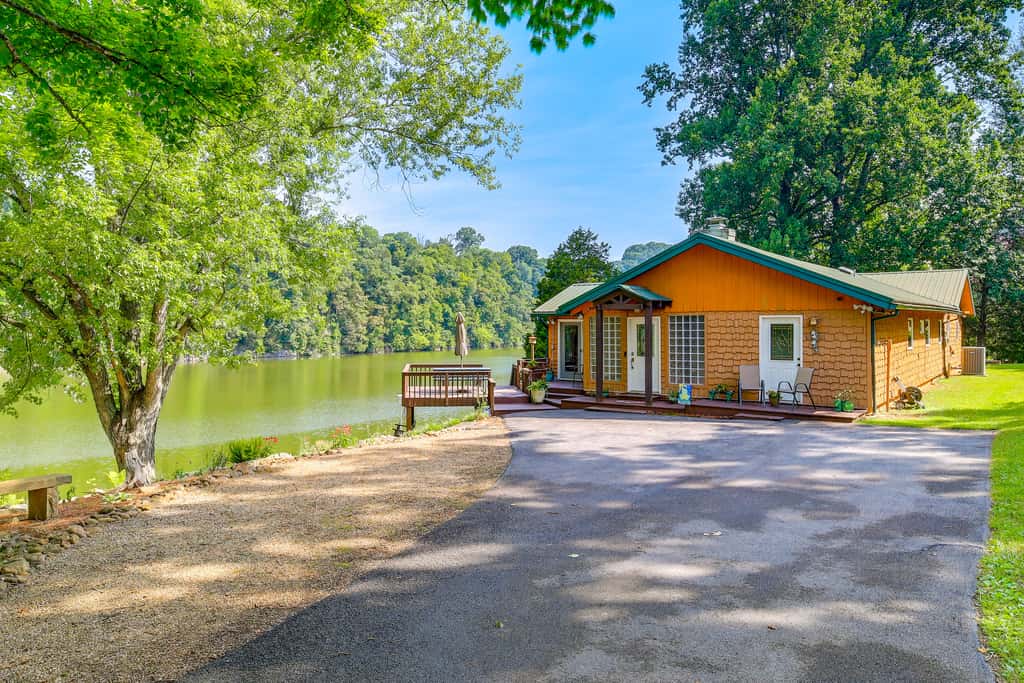 'Duck and Bug's Cabin' on Boone Lake w/ Boat Dock!