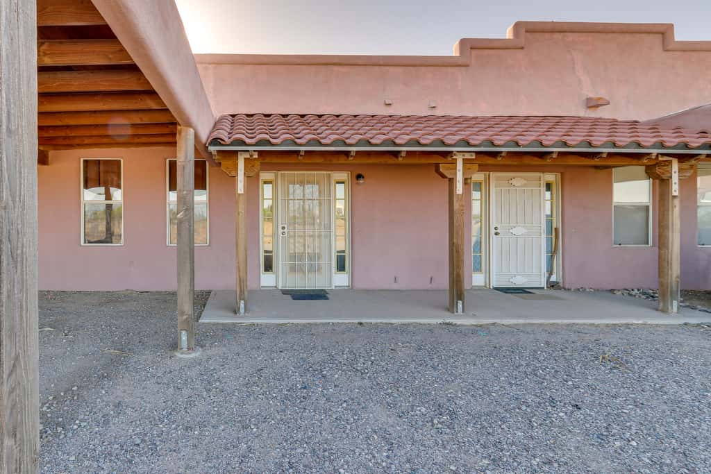 Eloy Retreat w/ Pool Access + Central A/C!