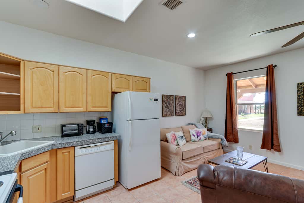 Eloy Retreat w/ Pool Access + Central A/C!