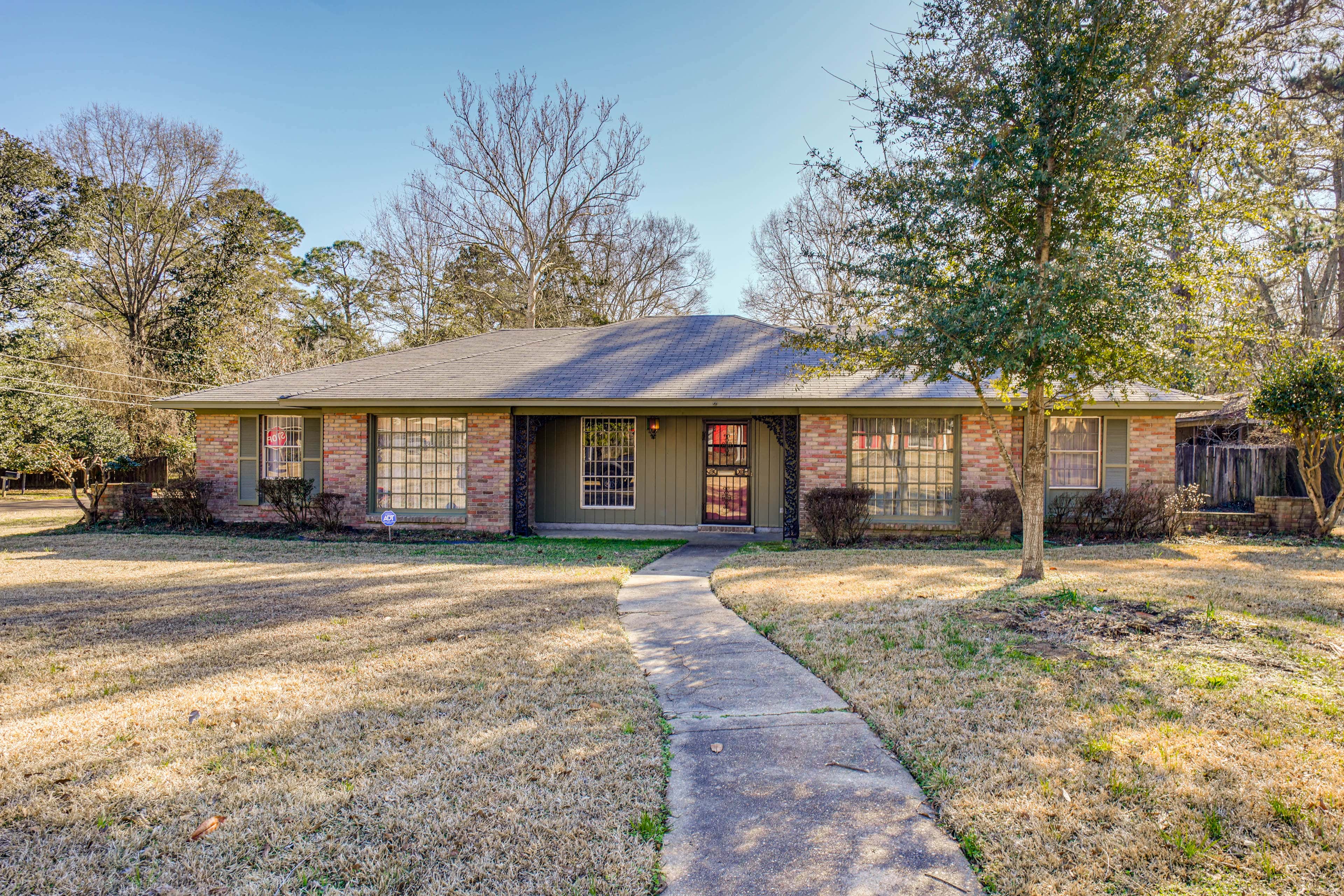 Family Home w/ Yard - 5 Mi to Jackson State Campus