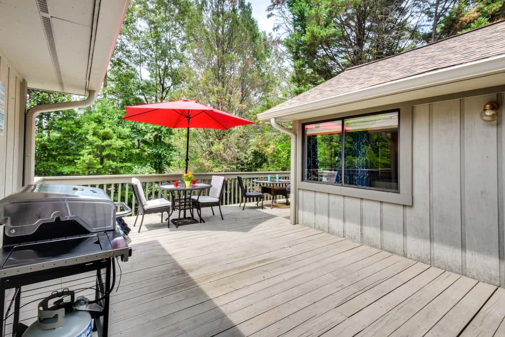 Walk to Lake Keowee: Salem Townhome w/ Deck