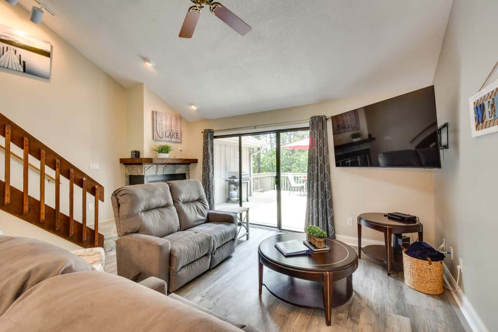 Walk to Lake Keowee: Salem Townhome w/ Deck
