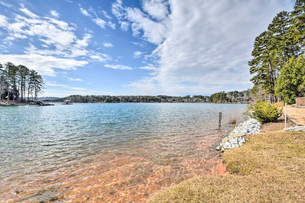 Walk to Lake Keowee: Salem Townhome w/ Deck