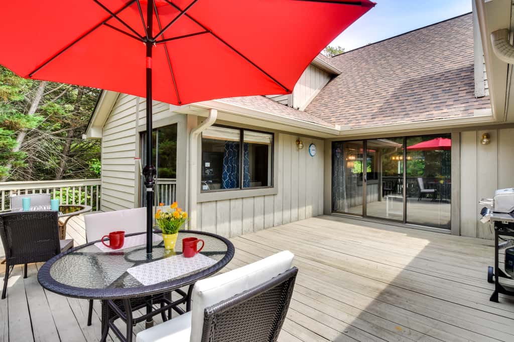 Walk to Lake Keowee: Salem Townhome w/ Deck
