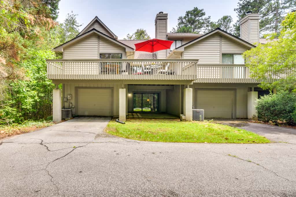 Walk to Lake Keowee: Salem Townhome w/ Deck