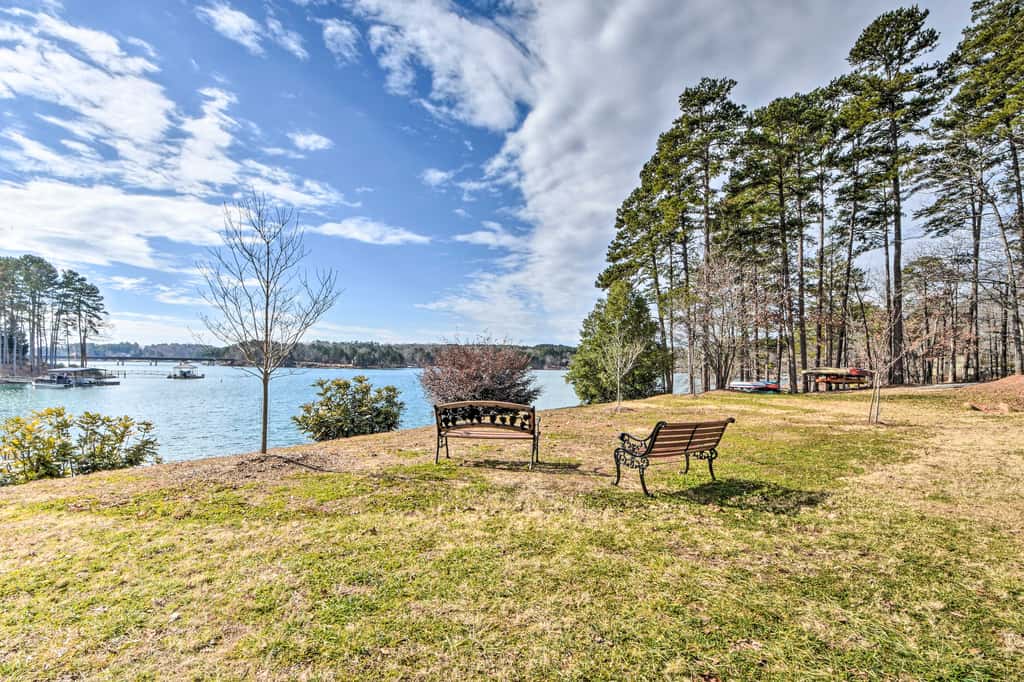 Walk to Lake Keowee: Salem Townhome w/ Deck