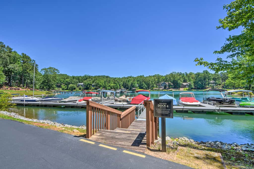Walk to Lake Keowee: Salem Townhome w/ Deck