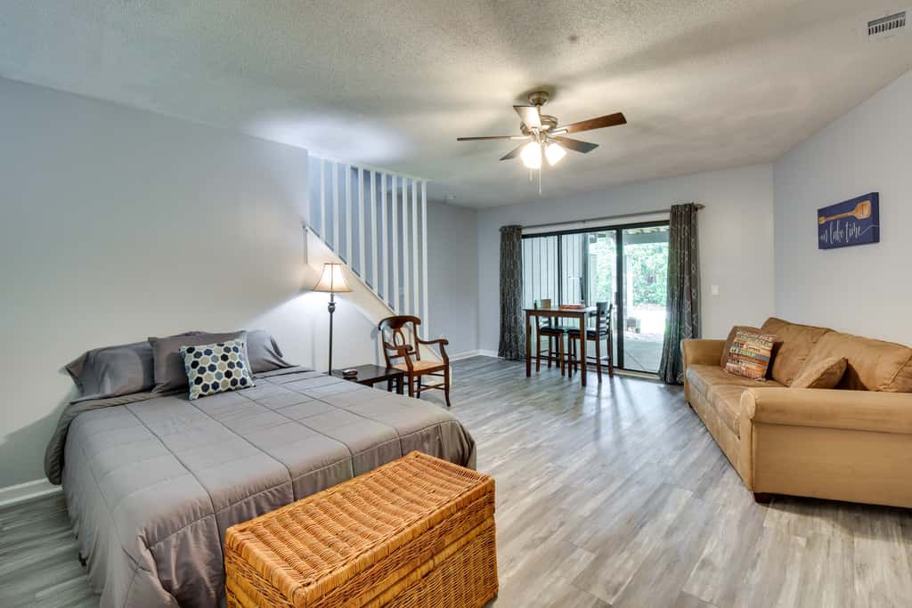 Walk to Lake Keowee: Salem Townhome w/ Deck