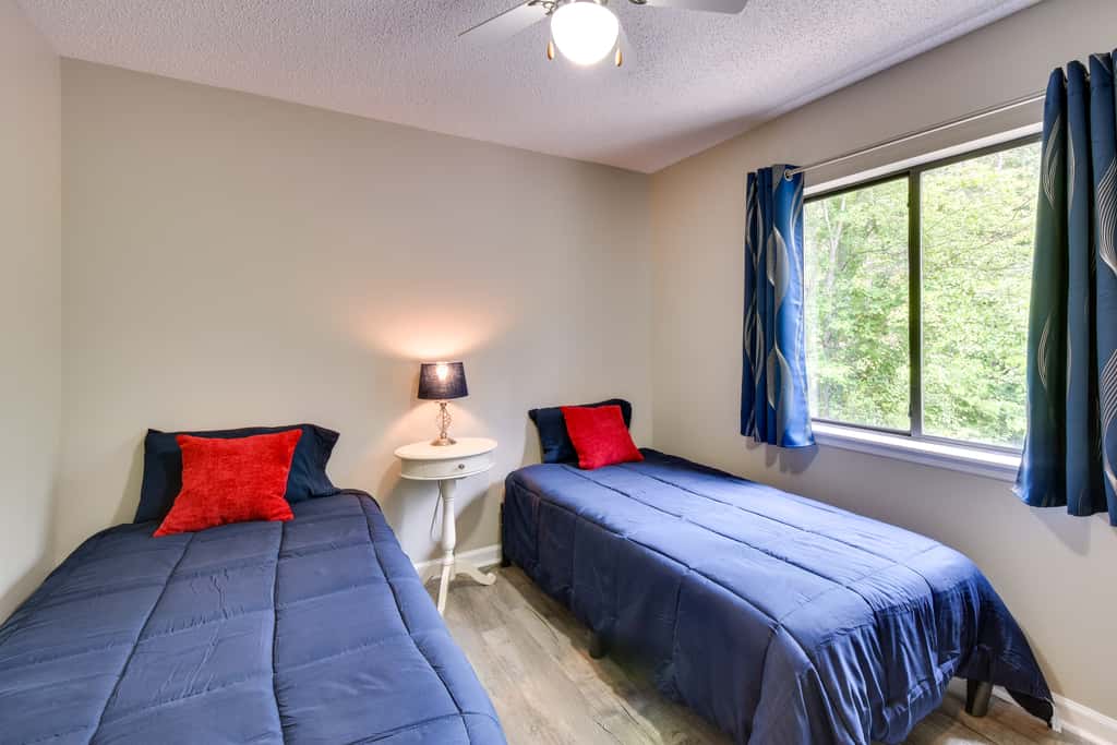 Walk to Lake Keowee: Salem Townhome w/ Deck