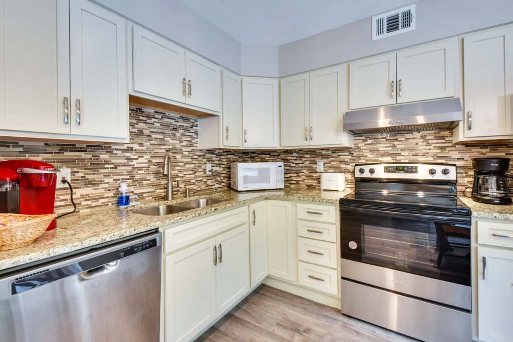 Walk to Lake Keowee: Salem Townhome w/ Deck