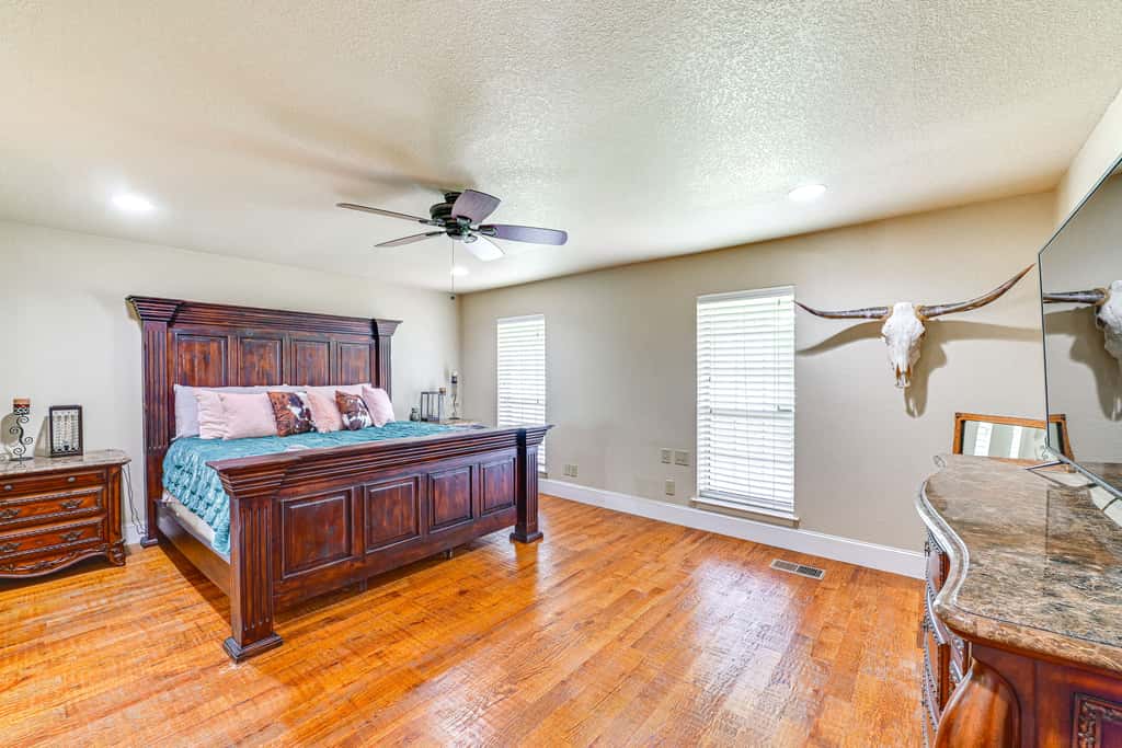 Fire Pit + Sauna: Spacious Lake Texoma Retreat!