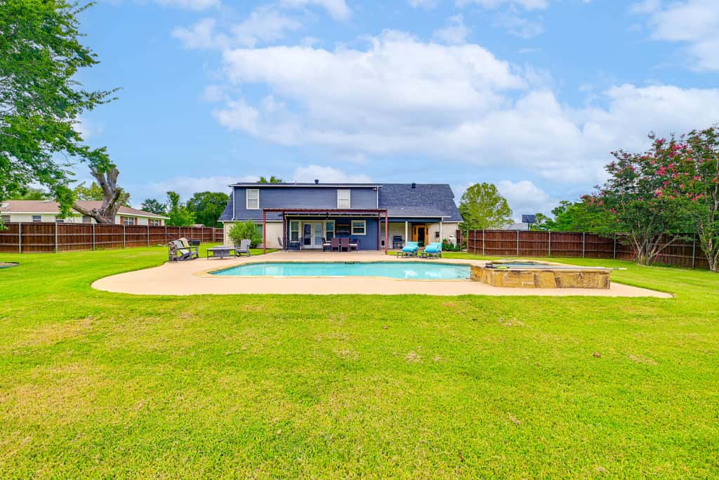 Fire Pit + Sauna: Spacious Lake Texoma Retreat!