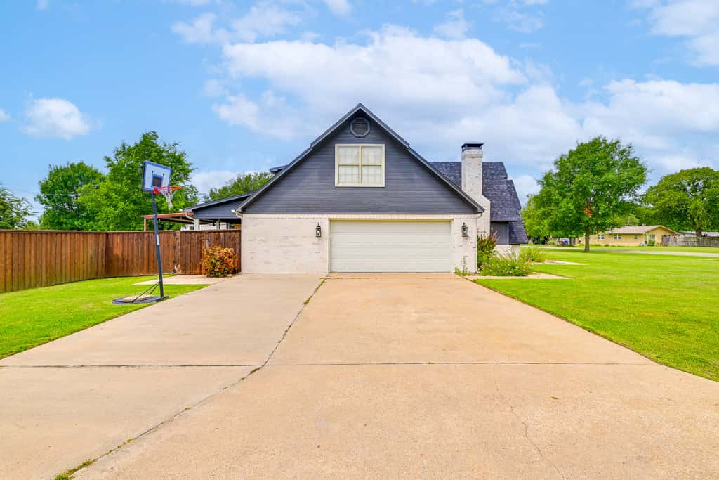 Fire Pit + Sauna: Spacious Lake Texoma Retreat!