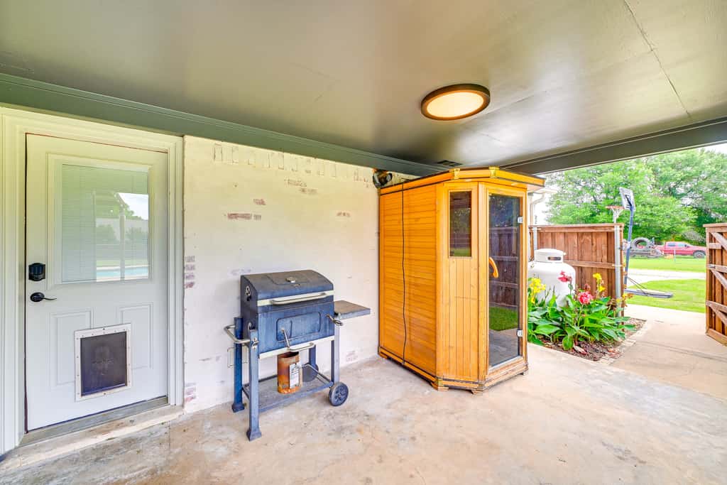 Fire Pit + Sauna: Spacious Lake Texoma Retreat!