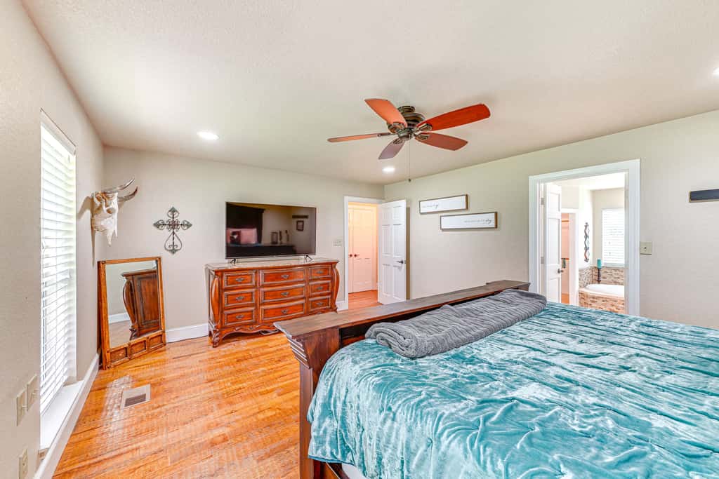 Fire Pit + Sauna: Spacious Lake Texoma Retreat!
